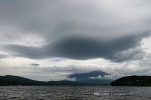 富士山に迫る灰色の雲