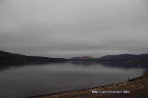 曇り空の山中湖