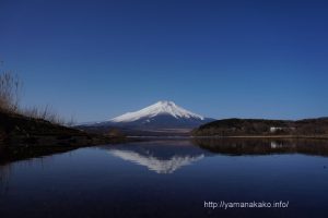 小さな河口より望む富士山