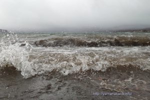 波立つ山中湖