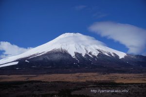 富士山の中腹に雲
