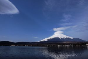 笠雲富士山に少し吊るし雲