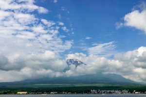 青空の下に富士山見え隠れ