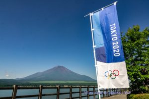 TOKYO2020のぼり旗と富士山