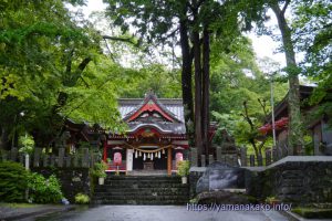 雨の中の山中諏訪神社