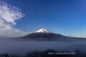 雲海の向こうに富士山