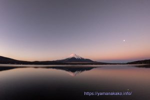 明け方の富士山と月、ビーナスベルト