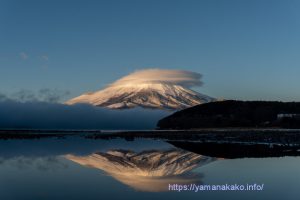 笠雲富士山の逆さ富士