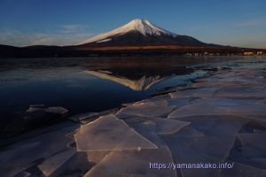 湖畔の氷と逆さ富士