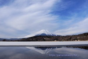 結氷中の山中湖と富士山