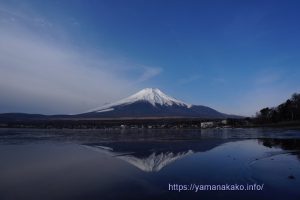 氷に映る逆さ富士