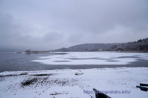 平野ワンド内の氷に積もった雪