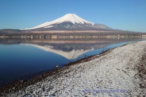 うっすらと白くなった湖畔から逆さ富士