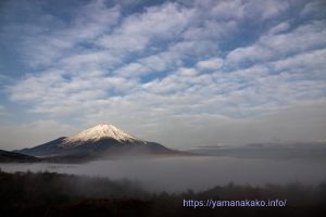 うろこ雲と雲海の狭間に富士山