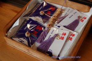 諏訪神社で頒布している神玉と神紐