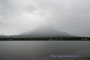 雨に煙る富士山