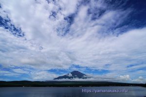 雲間から青空と富士山