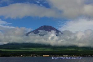 雲間から青空と富士山