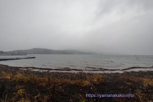 雨に煙る山中湖