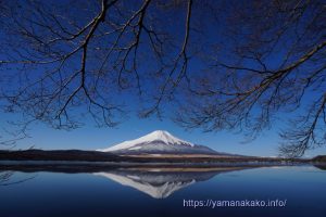 鏡のような湖面に映る逆さ富士