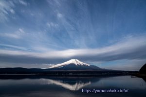 雄大な雲がかかった富士山