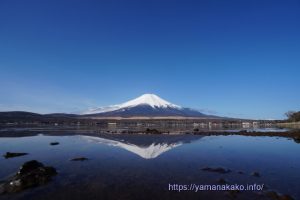 鏡面のような湖面に映る逆さ富士