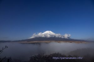 雲海の向こうに富士山