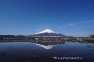 鏡のような湖面に映る逆さ富士