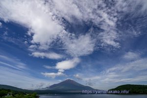 青空に映える白い雲と富士山