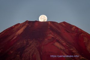 富士山頂に沈む月(パール富士)