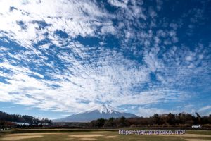 空高く広がる雲の下に富士山