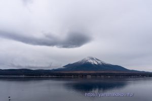 曇り空の下に富士山