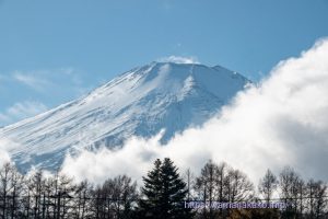 ずいぶんと白くなった富士山
