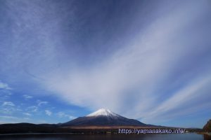薄雲広がる空の下に富士山