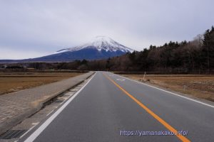 乾いた道路から富士山を望む