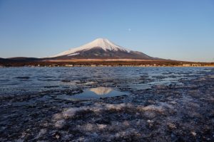 氷の狭間に映る逆さ富士