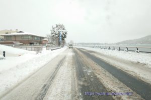 雪の残っているR138号線湖畔道路
