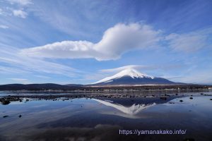 吊るし雲と笠雲の逆さ富士