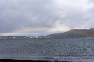 湖に架かる虹