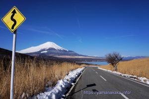 三国峠道より望む富士山
