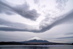 富士山にかかる吊るし雲