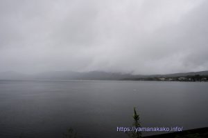 人影がなく風もない穏やかな山中湖