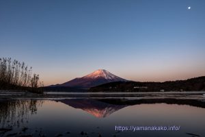 平野湖畔の逆さ富士