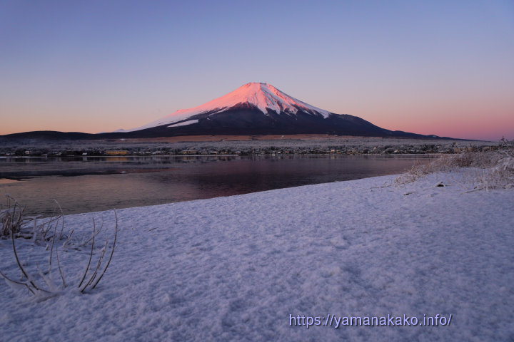 雪景色の湖畔から紅富士