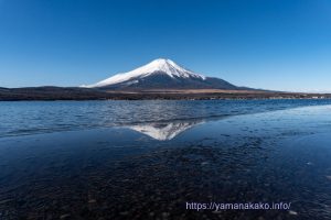 氷に映る富士山