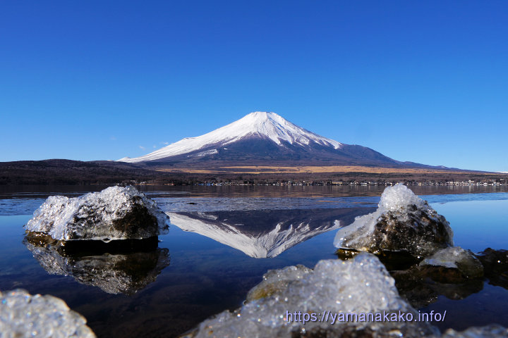 氷の間に逆さ富士