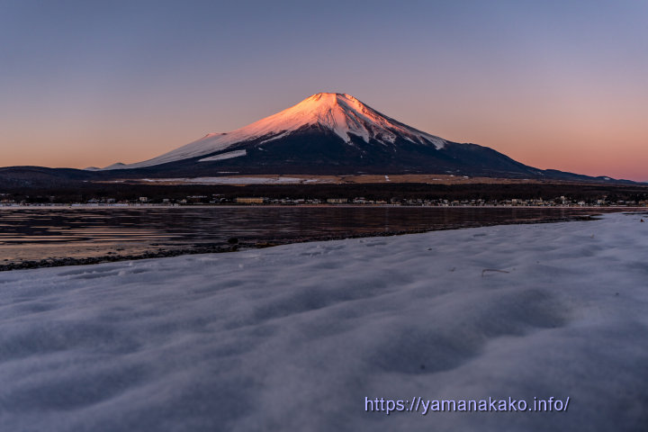 雪原から望む富士山