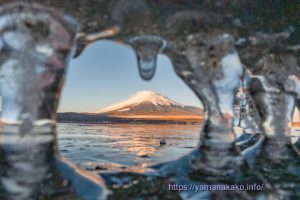 氷柱の間から望む富士山