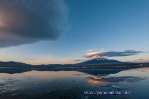 吊るし雲と笠雲を被った富士山