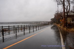 雨に濡れる道路